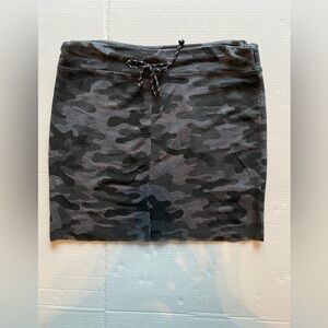 Sundry Camo Drawstring stretch Knit Size 2 (women’s medium) sporty mini skirt